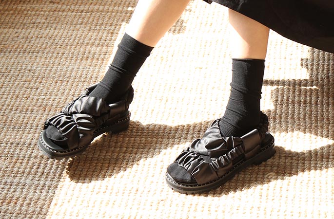 shirring strap black sandals