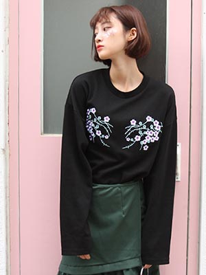 flower embroidery  tee (2 colors)