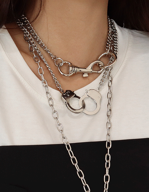 q loop chain necklace
