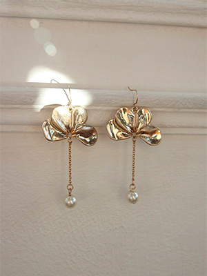 golden flower pearl earring